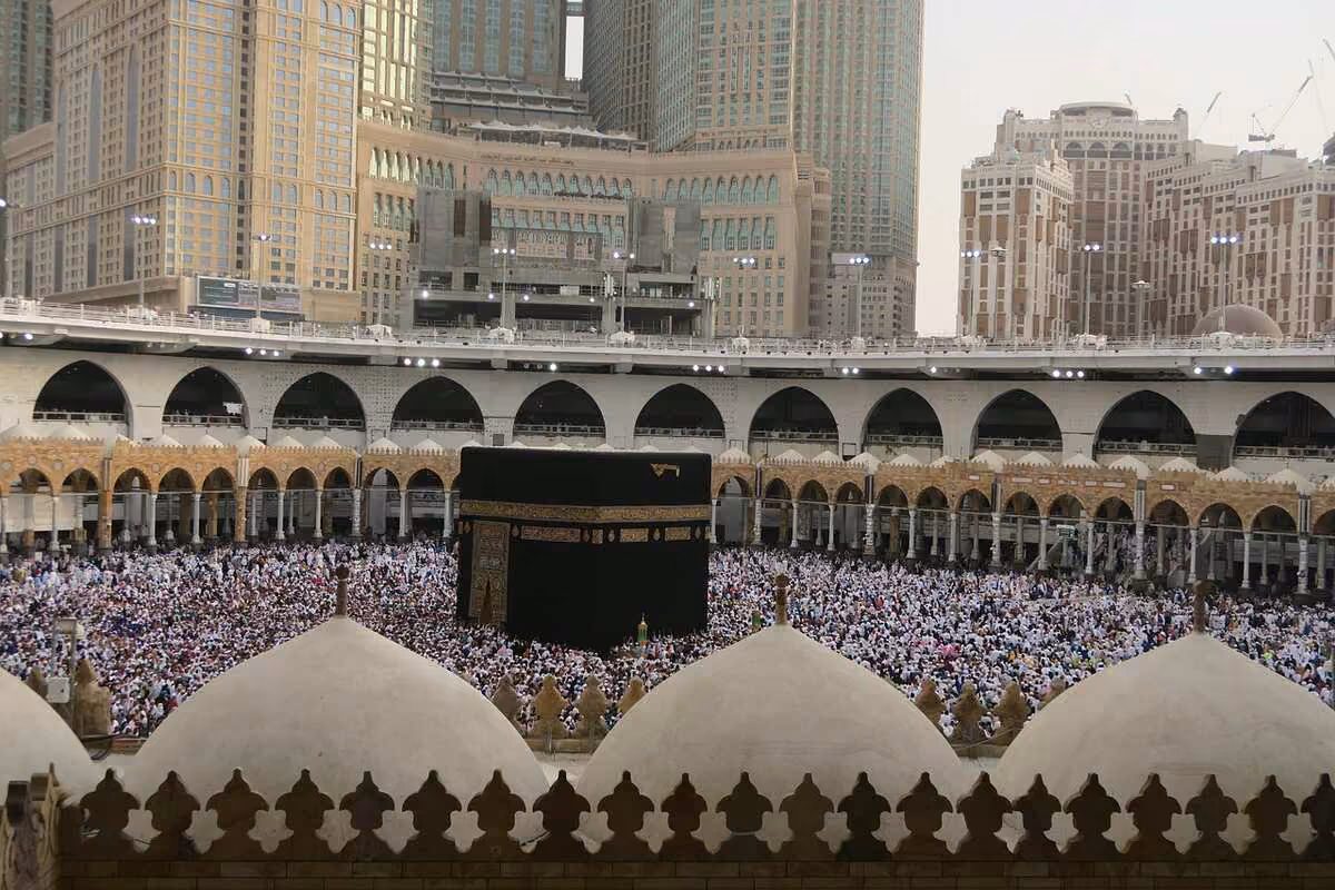 ALMISCHKAH Reiseleiter begleitet Pilger auf der Umrah-Reise nach Mekka