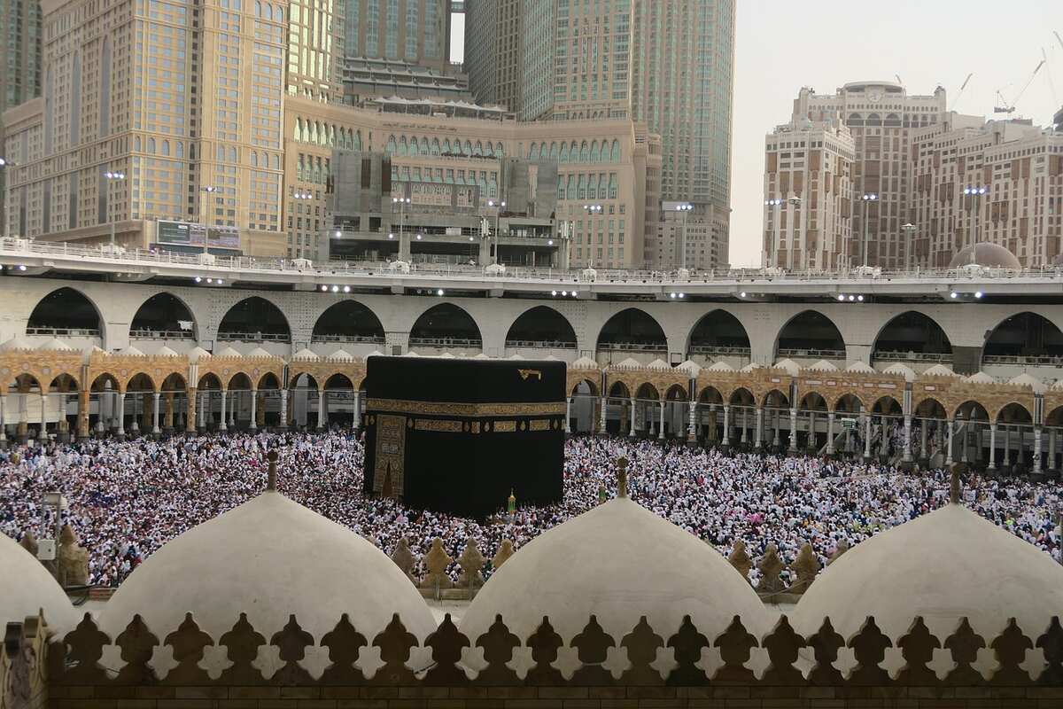 ALMISCHKAH Reiseleiter begleitet Pilger auf der Umrah-Reise nach Mekka