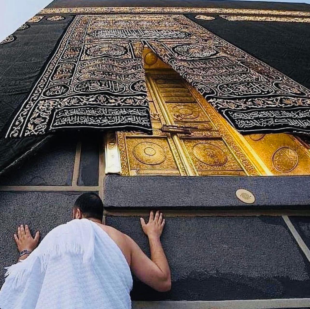 Pilger beim Tawaf an der Kaaba – Umrah-Reise mit Almischkah